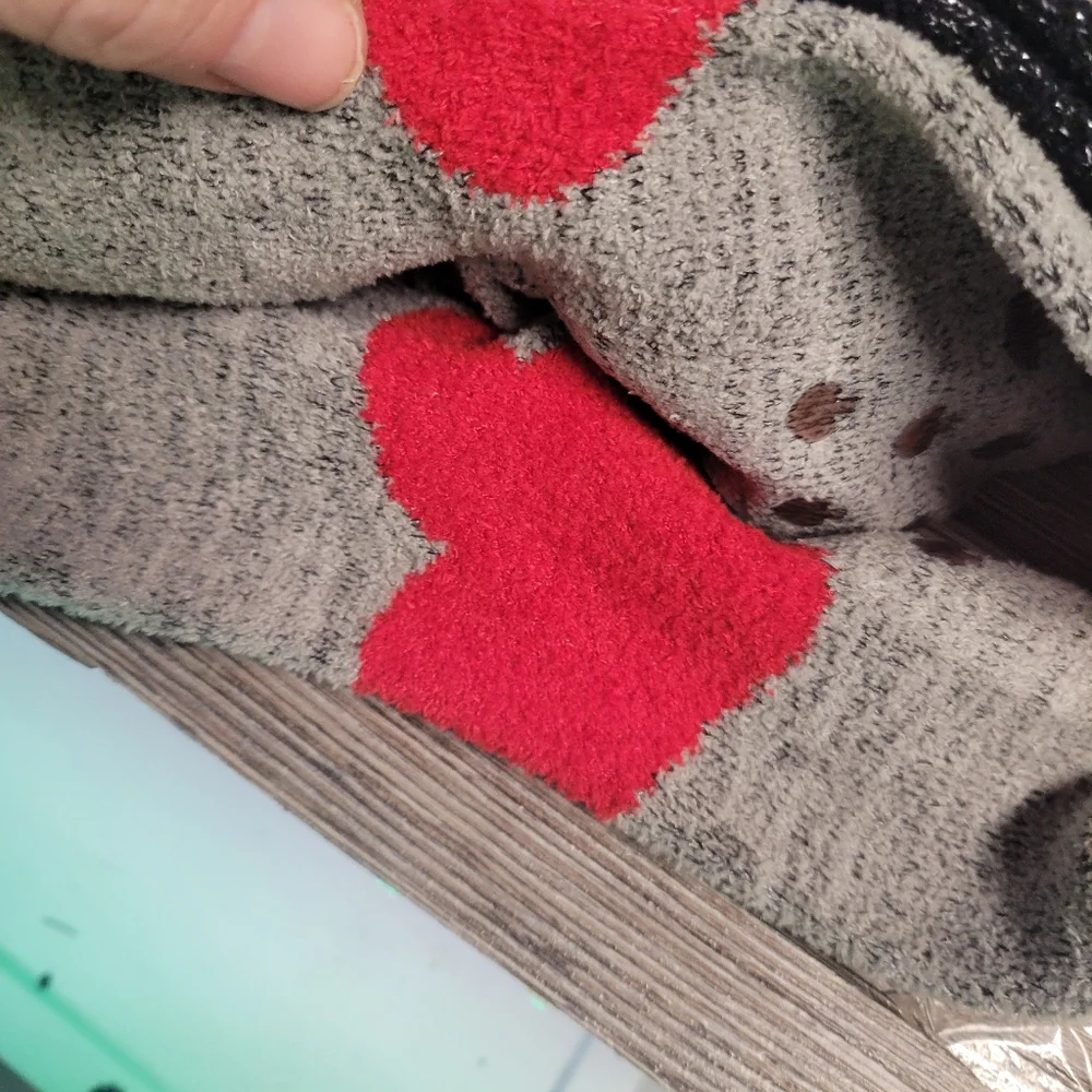 NWT Kate Spade womans one size 2 pack Home socks Fuzzy‎ with grips A40